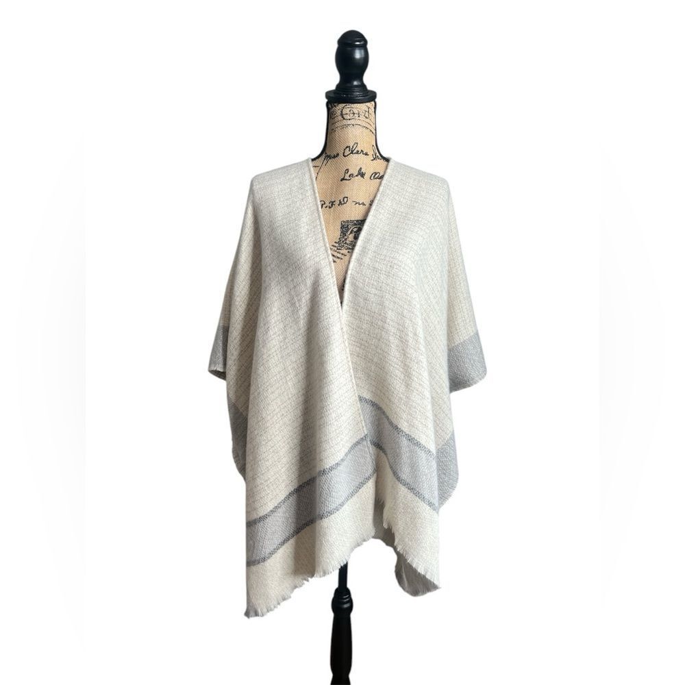 Nine West cream gray open poncho wrap‎ one size fringe office preppy academia